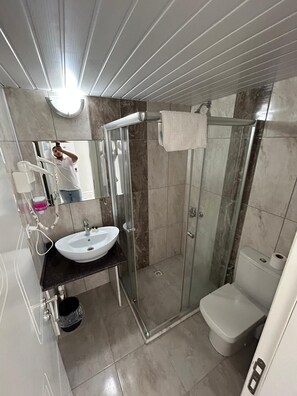 Comfort Triple Room | Bathroom | Shower, hair dryer, slippers, towels - TAFLAN OTEL (Silifke)