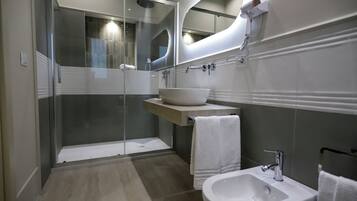 103 - Camera matrimoniale Queen Deluxe | Bathroom | Shower, hair dryer, towels, soap