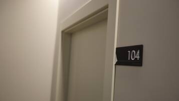 En dörr med en skylt som visar att det är rum nummer 104.