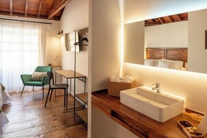 Suite Premium | Baño | Ducha, secador de pelo, toallas y jabón