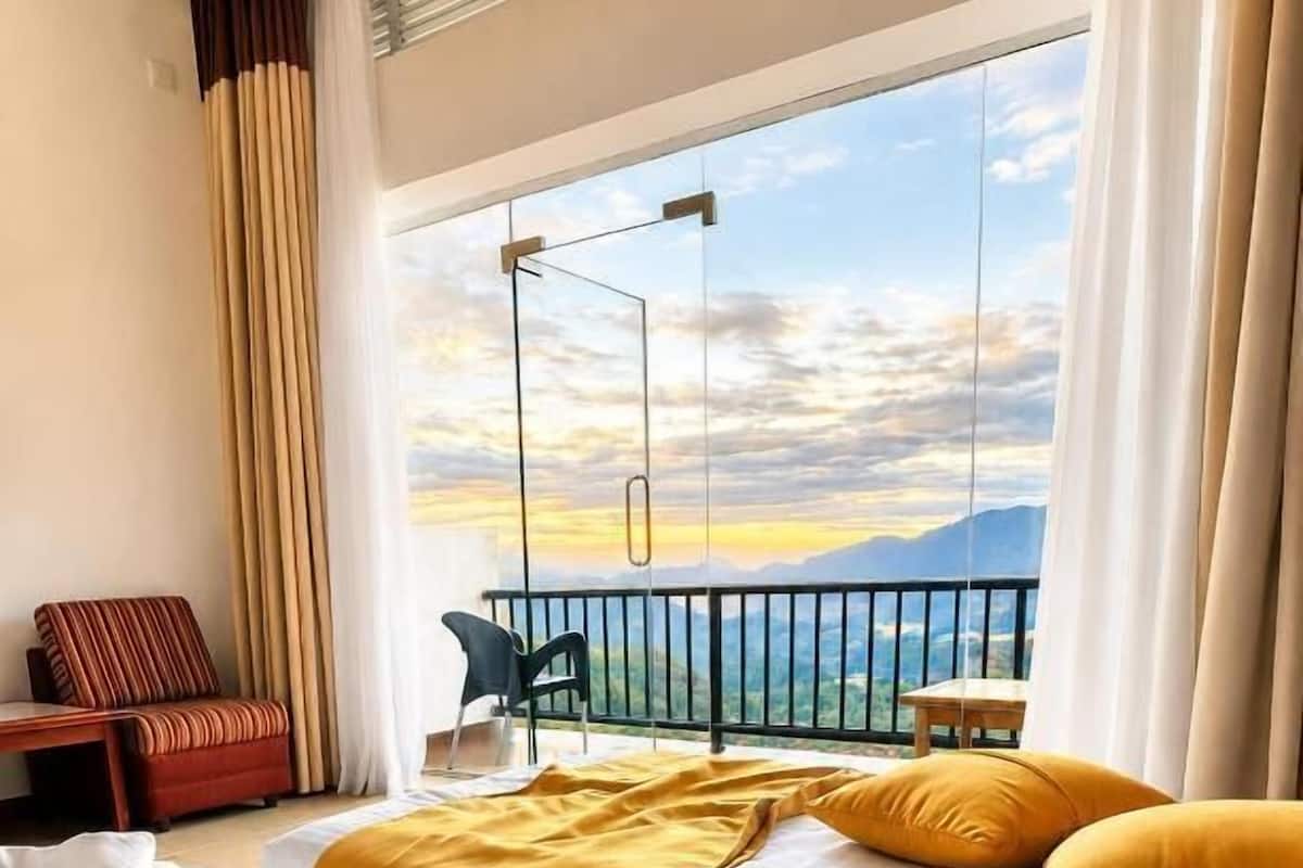 Habitación junior con 2 camas individuales, balcón, vista al lago | Ropa de cama de alta calidad, camas con efecto memoria y minibar