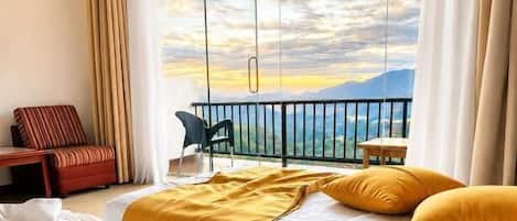 Junior-Zweibettzimmer, Balkon, Seeblick | Hochwertige Bettwaren, Betten mit Memory-Foam-Matratzen, Minibar