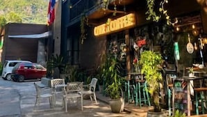 Un edificio con balcón, asientos exteriores y un letrero que dice 'Café Coffee'.