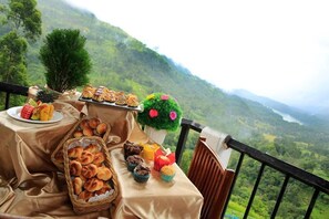 Outdoor dining - Thuruliya Hotel (Ramboda)