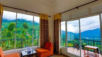 Superior Double Room, Balcony, River View | Living area