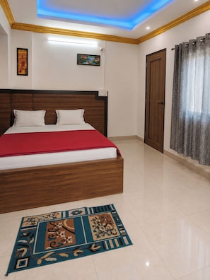 Phòng đôi Deluxe, nhiều giường, máy điều hòa | Bộ đồ giường kháng dị ứng, bàn, phòng cách âm 