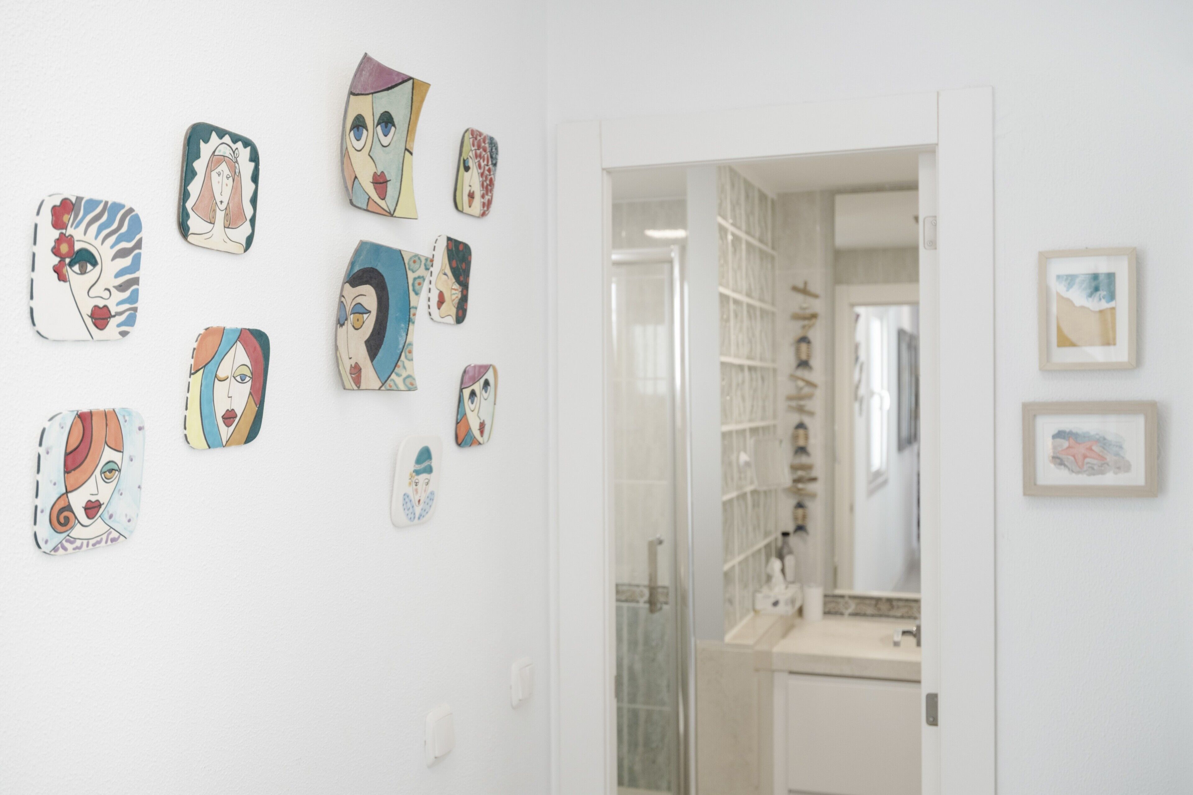 Une salle de bain avec une douche à parois de verre, un lavabo et un miroir.