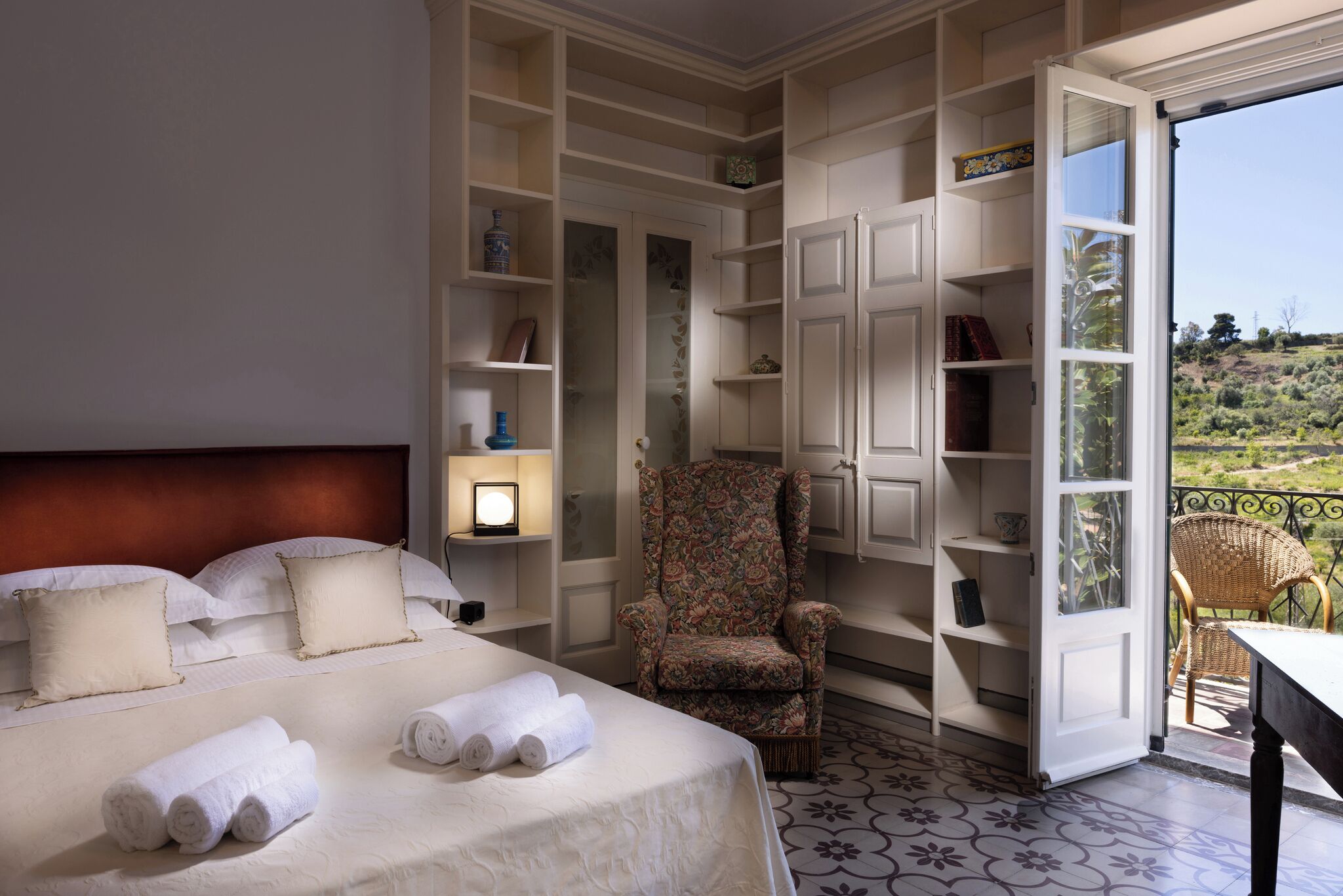6 Schlafzimmer, Zimmersafe, Schreibtisch, Bügeleisen/Bügelbrett