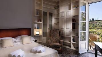 6 Schlafzimmer, Zimmersafe, Schreibtisch, Bügeleisen/Bügelbrett