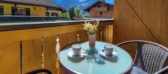 Quietly located Hochkalter vacation apartment with balcony and mountain view