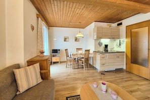 Living area - Quietly located Hochkalter vacation apartment with balcony and mountain view (Schönau am Königssee)