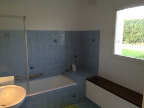 Bathroom - A superb, south-facing farmhouse surrounded by a 6,000 m² private park. (Vannes)