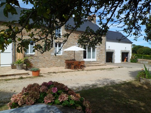 A superb, south-facing farmhouse surrounded by a 6,000 m² private park.