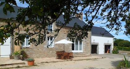 A superb, south-facing farmhouse surrounded by a 6,000 m² private park.