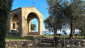 A stone building with an archway, a stone wall, and a bench. - CASA SAN GIORGIO, Family Apartment (Solarolo)