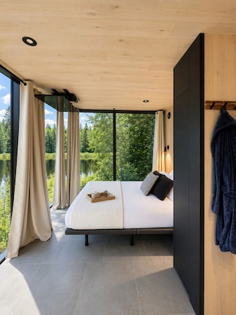 WiFi、ベッドシーツ. Blue Spruce Mirror House at FarAway Pond