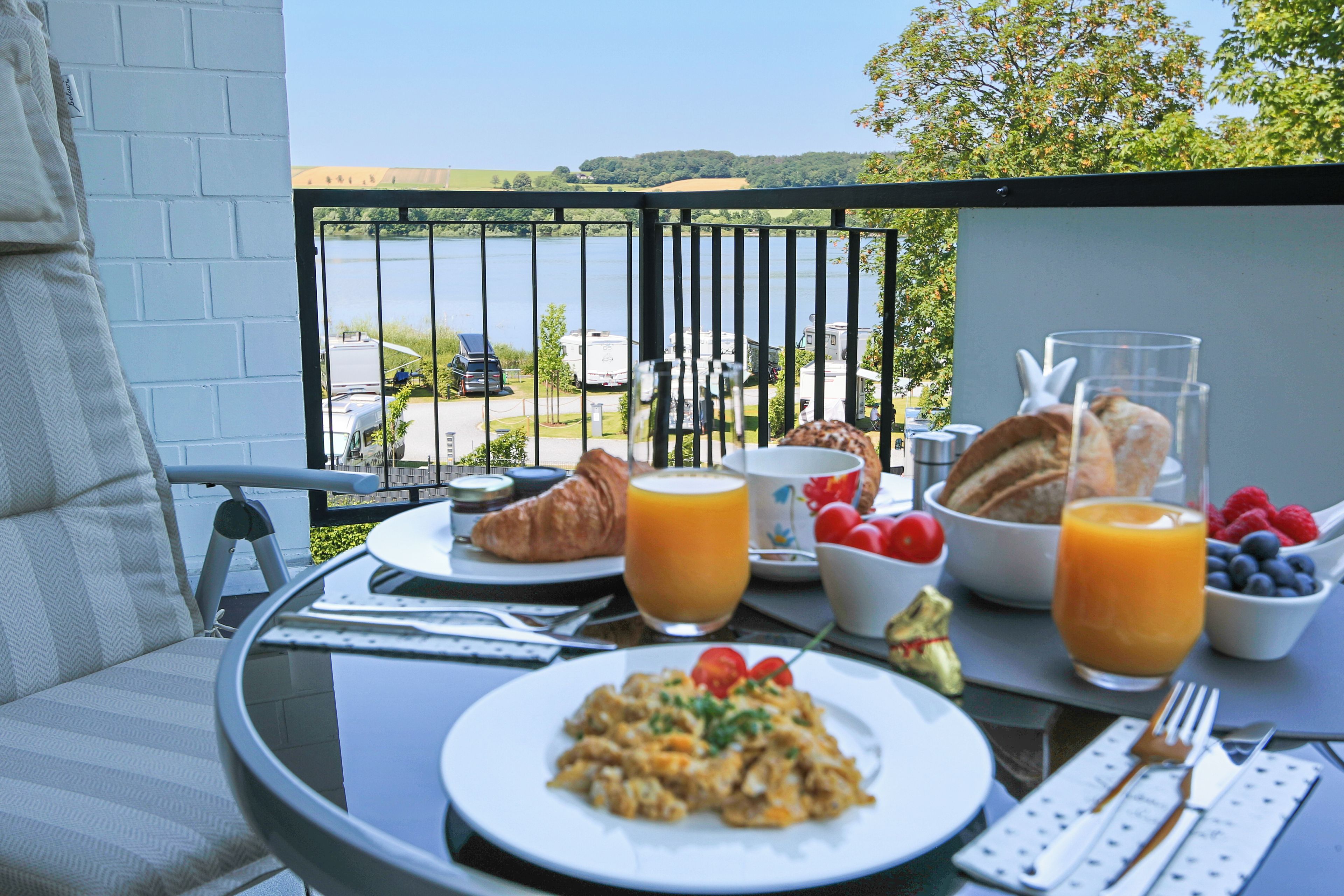 Grandioser Seeblick vom überdachten Balkon – zu jeder Jahreszeit ein Genuss