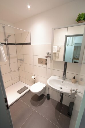 Shower, hair dryer, towels, soap - Design-FeWo at the Möhnesee with unique lake view, balcony, pool, sauna, elevator (Möhnesee)