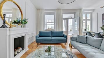 Deluxe Apartment, City View | Living area