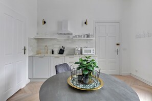 Deluxe Apartment, City View | Private kitchen | Highchair - Tokio Premium w centrum Sopotu (Sopot)