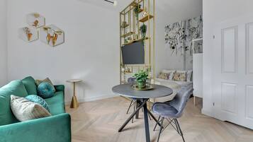 Deluxe Apartment, City View | Living area