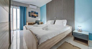 Un dormitorio moderno con una cama de madera, un escritorio, una silla y un aire acondicionado de pared.