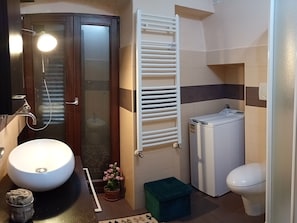 Bruser, hårtørrer, bidet, håndklæder