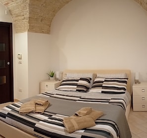 1 bedroom, WiFi, bed sheets - Dimora Giulia Superba - Detached house in the historic center with terrace (Terlizzi)