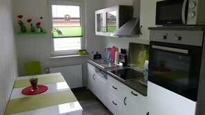 Wasserkocher mit Kaffee-/Teezubehör, Kühlschrank, Mikrowelle, Ofen