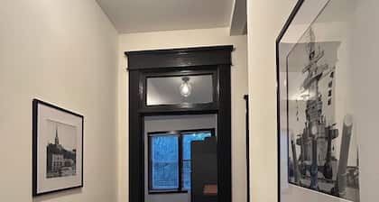 The Uptown Suite - Big Red, 1903; Downtown; 2 bedroom 1 full bath, 3 queen beds