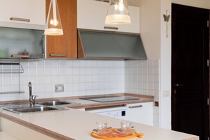 Dúplex, vistas al mar | Cocina privada | Hervidor eléctrico