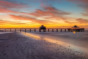 Beach - Near Airport & Beaches with Pool, Free Breakfast & Parking (Fort Myers)