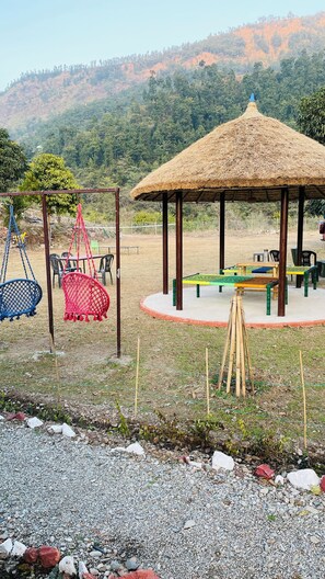 Outdoor dining - Upasana The Riverside Resort (Ramnagar)