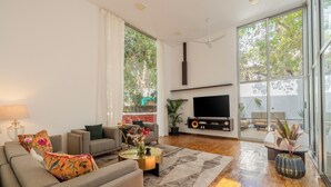 Una sala de estar moderna con un sofá, una mesa de centro y un televisor.