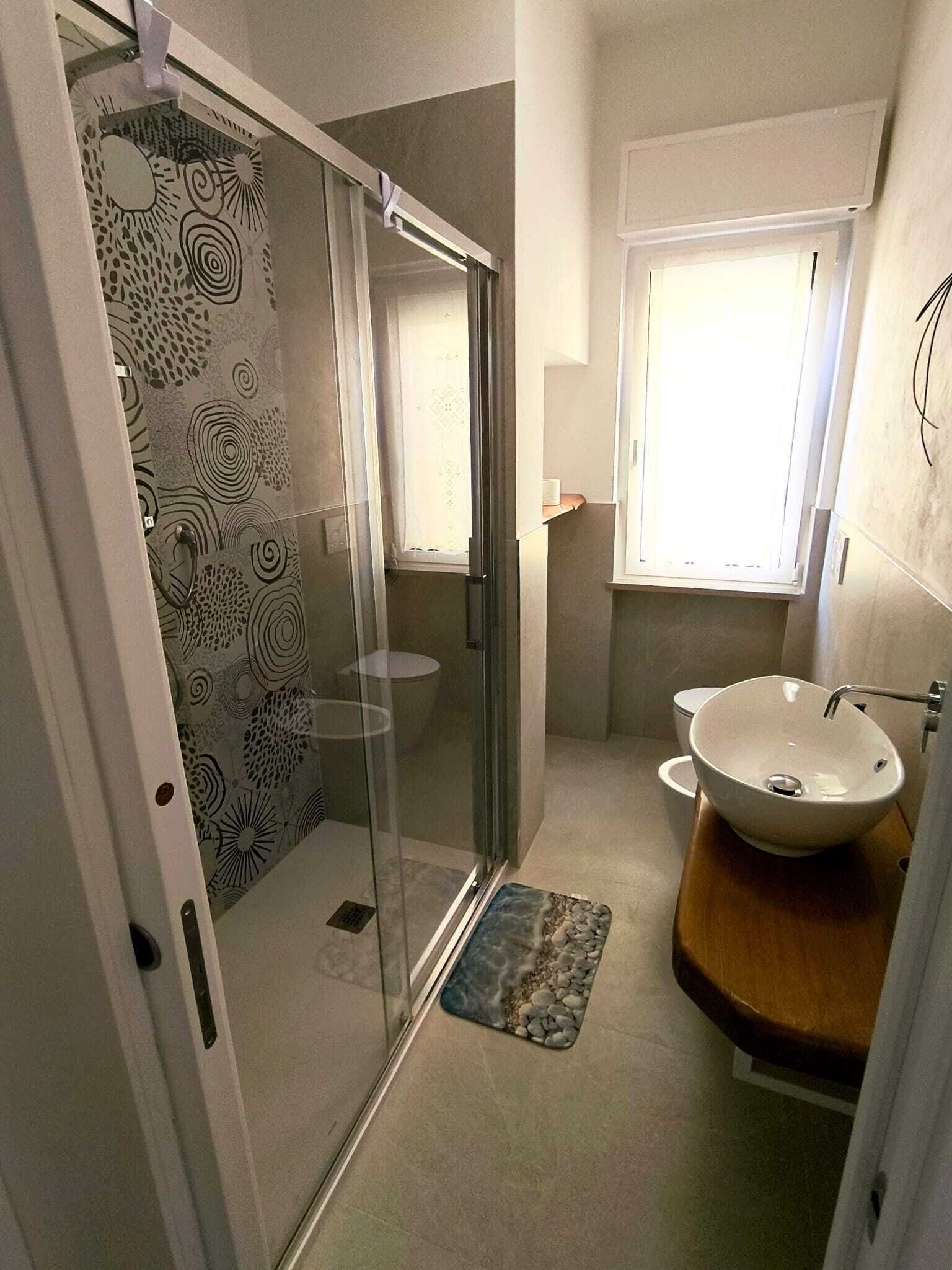 Dusche, Bidet, Seife, Toilettenpapier