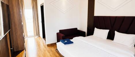 Hypo-allergenic bedding, desk, soundproofing, free WiFi