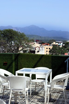 Outdoor dining - Hotel Finch Grand by Revaantra   (Haridwar)