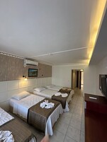 Ropa de cama de alta calidad, minibar y decoración personalizada 