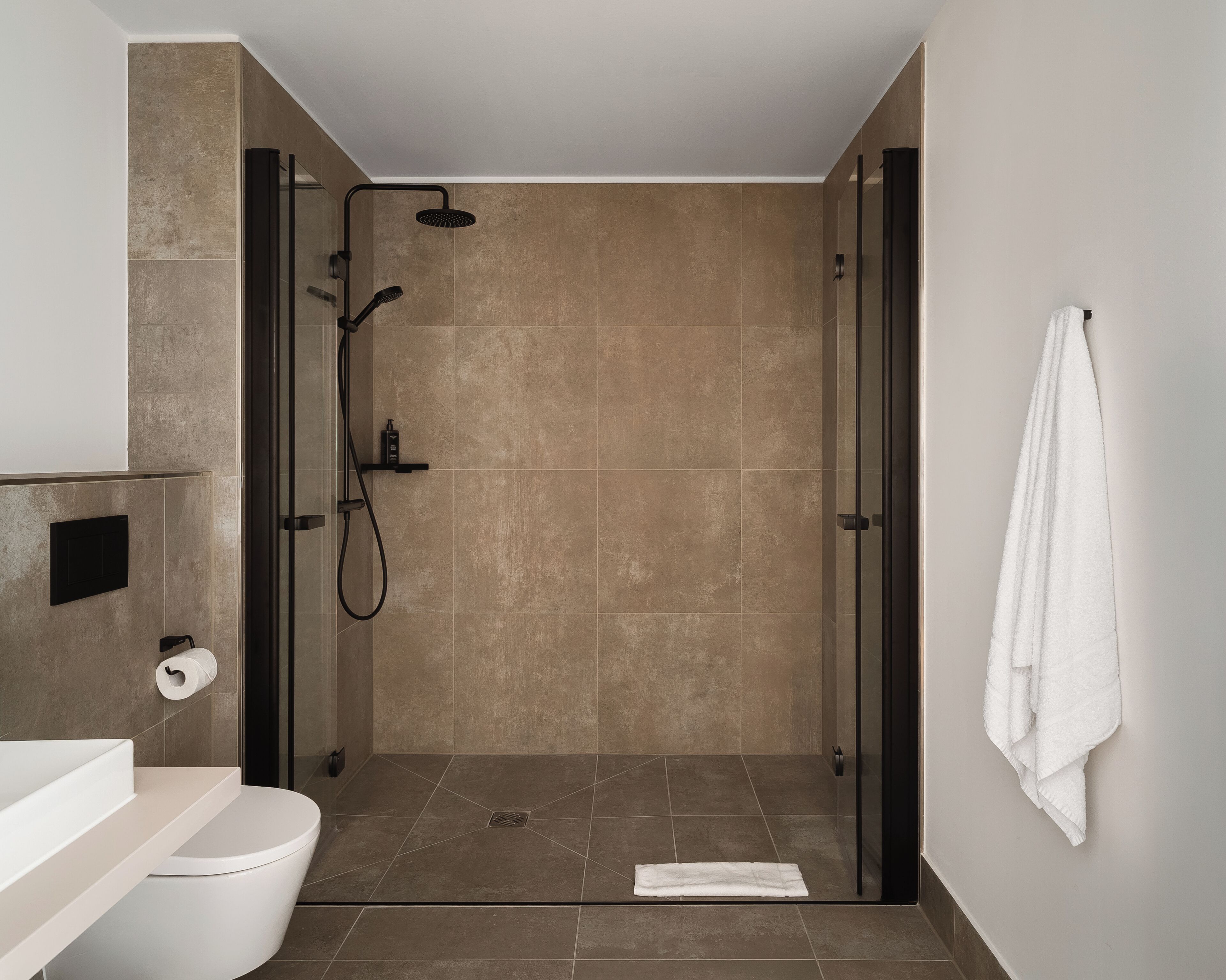 Queen Room (barrier free) | Baño | Regadera, amenidades de baño ecológicas, secadora de cabello, toallas 