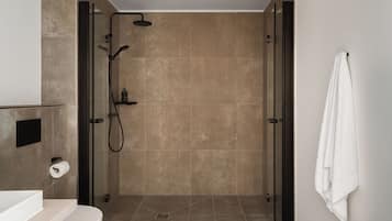 Queen Room (barrier free) | Baño | Regadera, amenidades de baño ecológicas, secadora de cabello, toallas