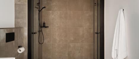 Queen Room (barrier free) | Baño | Regadera, amenidades de baño ecológicas, secadora de cabello, toallas