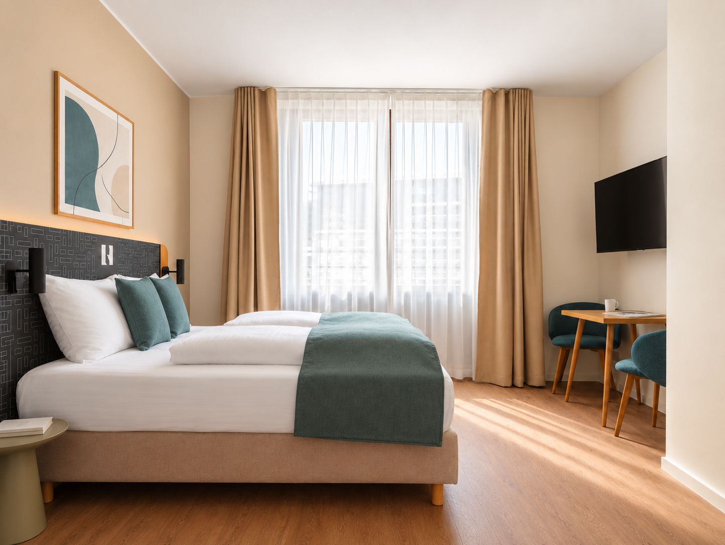 Habitación de hotel con cama, escritorio, silla, televisor y ventana con cortinas.