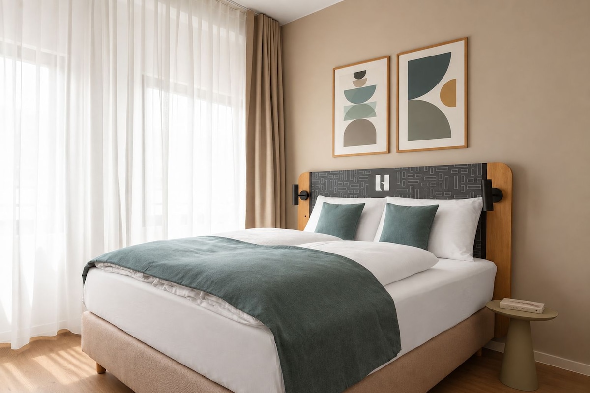 Queen Room | Meja kerja, ruang kerja ramah laptop, dan tirai kedap cahaya