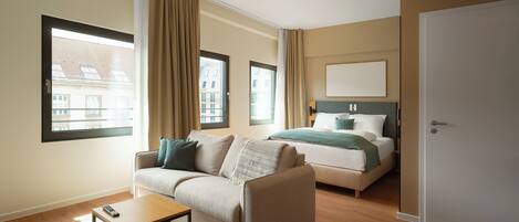 Suite Comfort, 1 llit de matrimoni i sofà llit | Decoració individual, mobiliari individual i escriptori