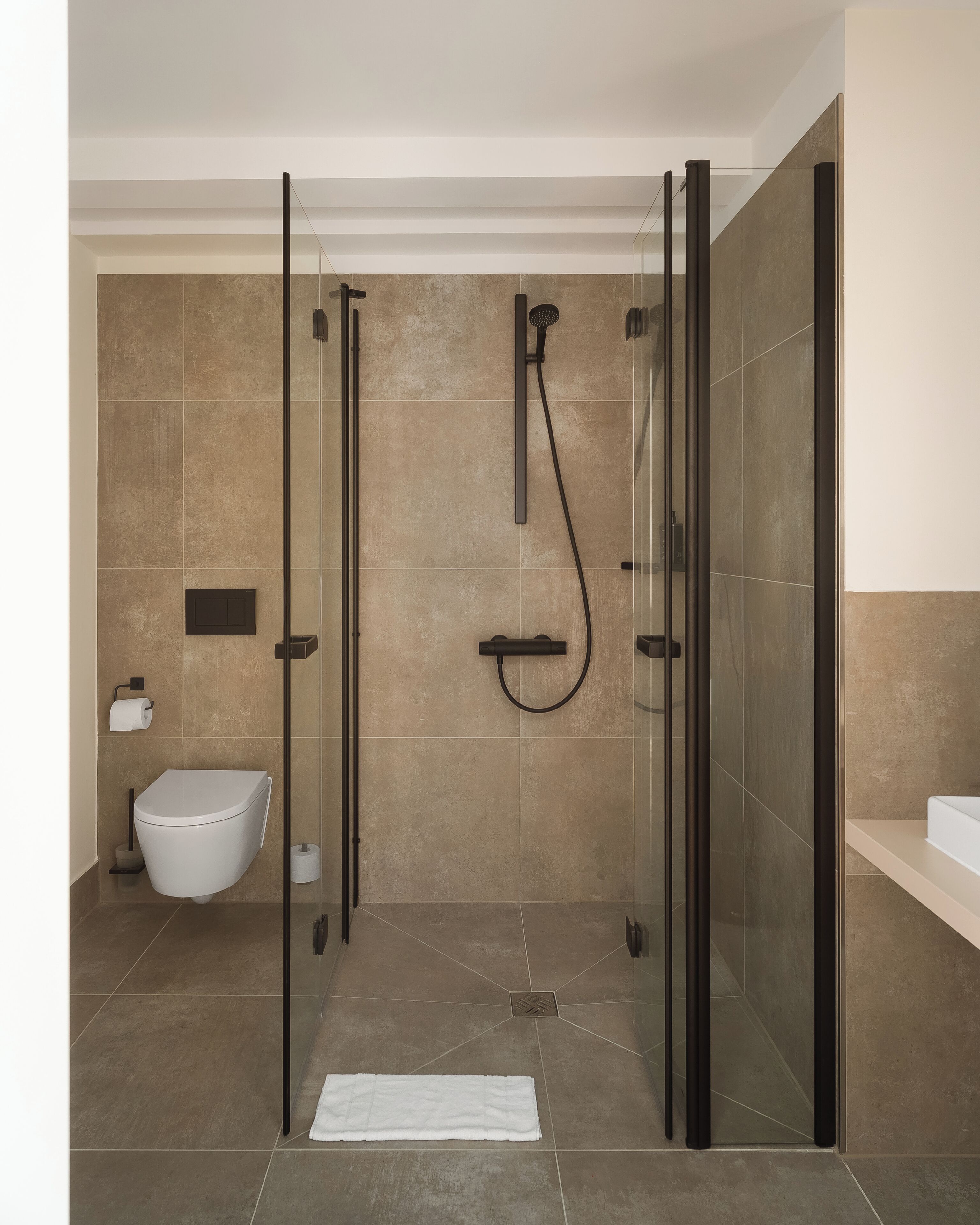 Suite (barrierefrei) | Badezimmer | Dusche, umweltfreundliche Kosmetikartikel, Haartrockner, Handtücher