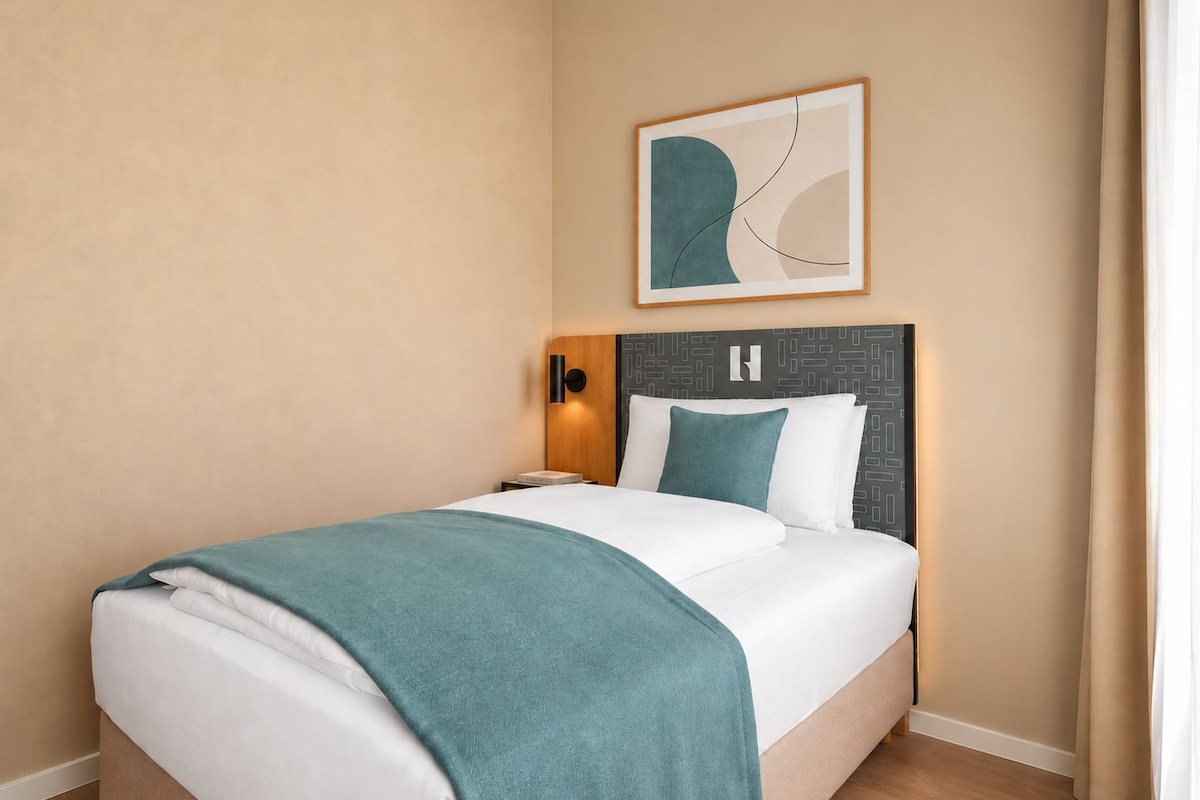 Single Room | Meja kerja, ruang kerja ramah laptop, dan tirai kedap cahaya