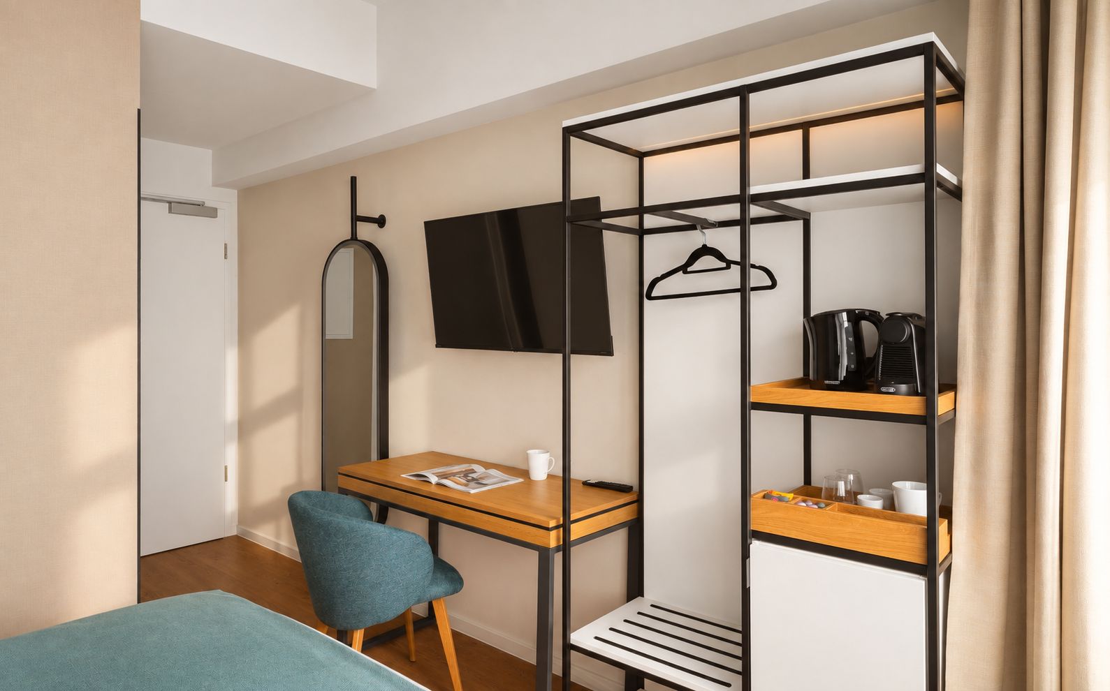 Une petite chambre comprenant un lit, un bureau, une chaise, un téléviseur et une armoire avec des étagères.