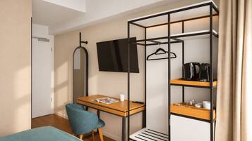 Une petite chambre comprenant un lit, un bureau, une chaise, un téléviseur et une armoire avec des étagères.