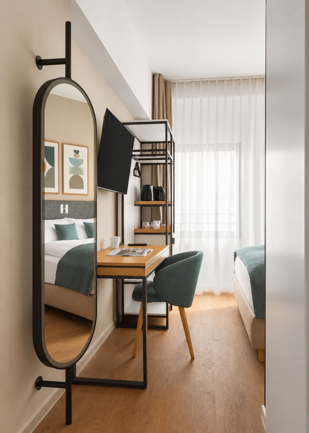 Hotellihuone, jossa on sänky, työpöytä tuolilla, peili, kerrossänky ja ikkuna, jossa on verhot.