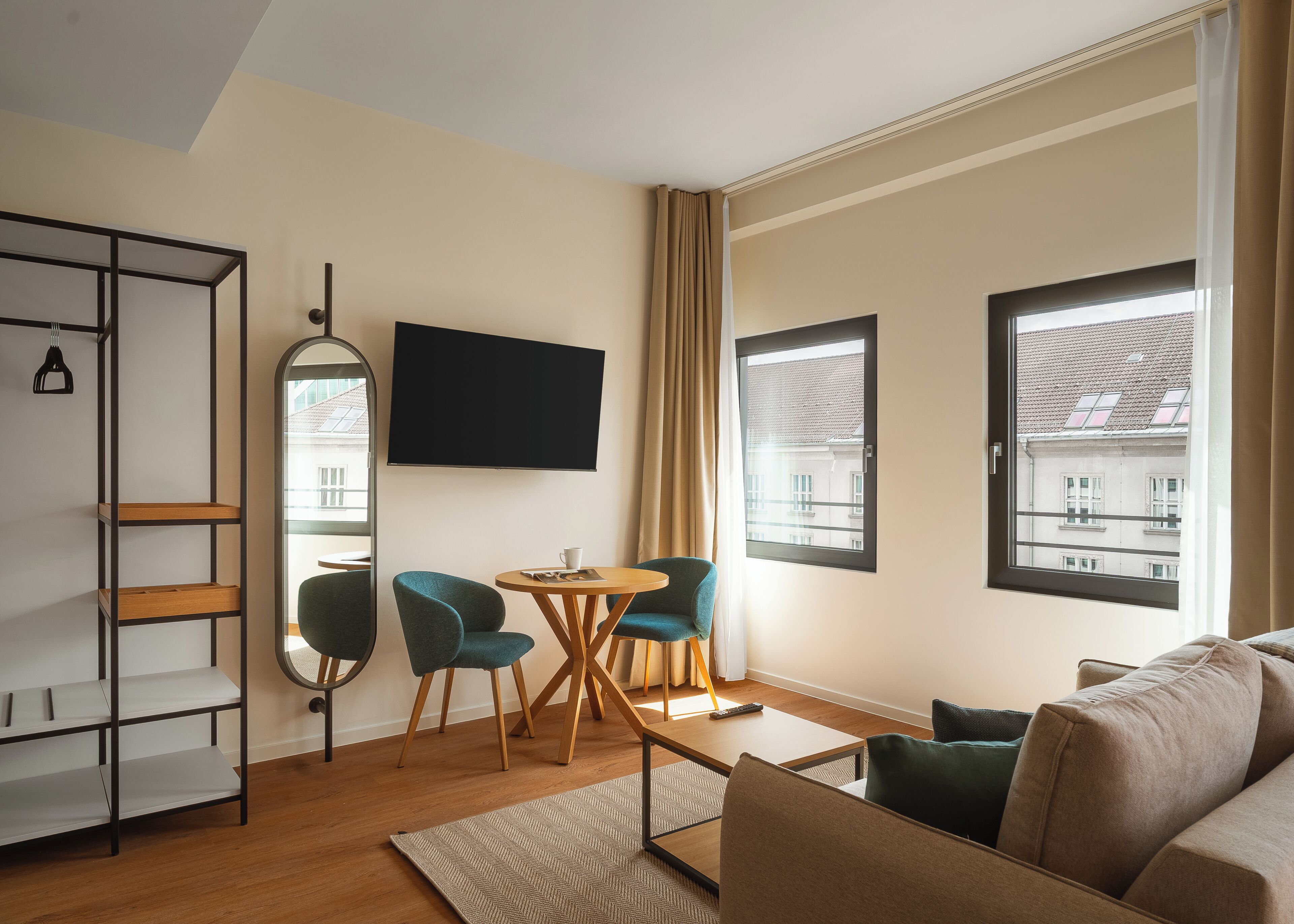Komfort Suite mit Schlafsofa | Wohnbereich | 50-Zoll-Flachbildfernseher mit Kabelempfang